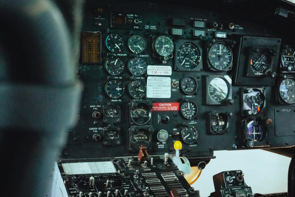 Helikopterilentäjän koulutus vaatii teoriaa, tarkkuutta ja lentotunteja